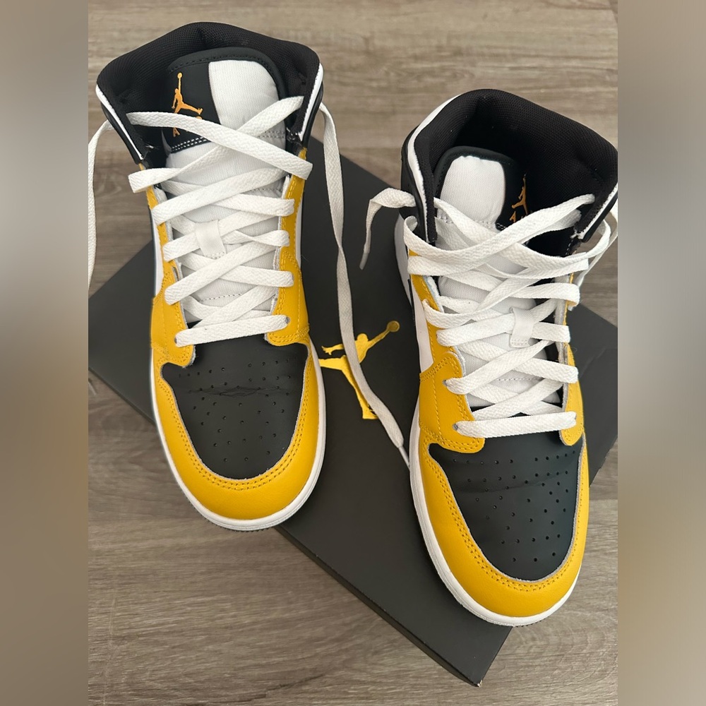 Big kids Air Jordan 1 Mid